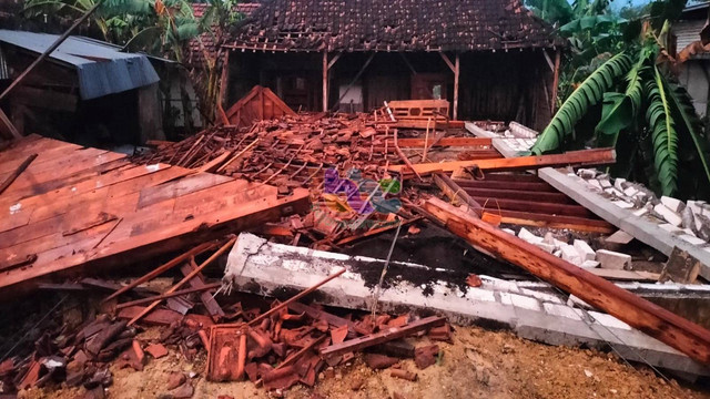 Rumah warga Desa Wadang, Kecamatan Ngasem, Kabupaten Bojonegoro, yang roboh akibat diterjang angin kencang. Sabtu (15/06/2024) (Aset: Istimewa)