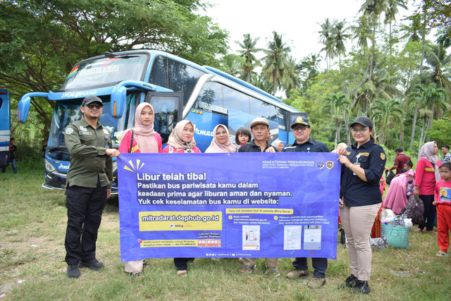 Kepala BPTD Kelas II Lampung, Bambang Siswoyo saat melakukan pengecekan kelayakan bus pariwisata di Pantai Mutun, pada Sabtu (15/6). | Foto: Humas BPTD Kelas II Lampung 