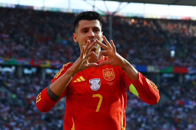 Pemain Spanyol Alvaro Morata merayakan gol pertamanya saat hadapi Kroasia di Olympiastadion Berlin, Berlin, Jerman, Sabtu (15/6/2024). Foto: Lisi Niesner/Reuters