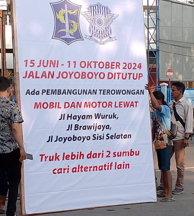 Penutupan Jalan Joyoboyo.