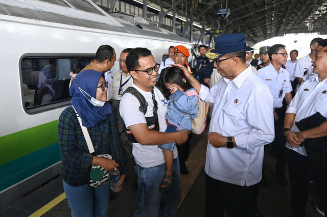 Menhub Budi Karya Sumadi meninjau kesiapan angkutan jelang libur panjang Idul Adha. Foto: Dok. Kemenhub