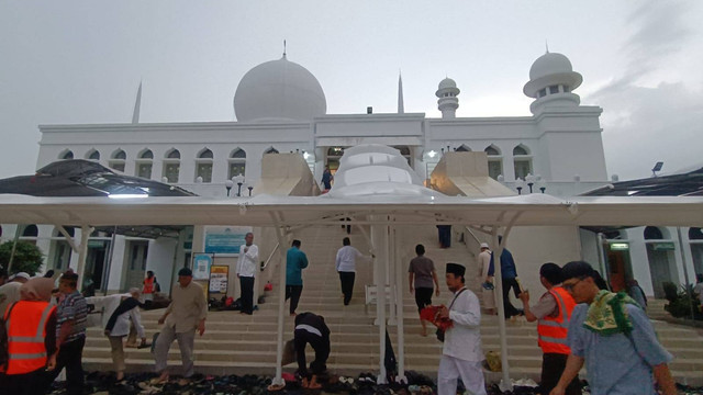 Suasana pelaksanaan Salat Idul Adha 1445 H/2024 di Masjid Al-Azhar, Jakarta Selatan, Minggu (16/6). Foto: Zamachsyari/kumparan