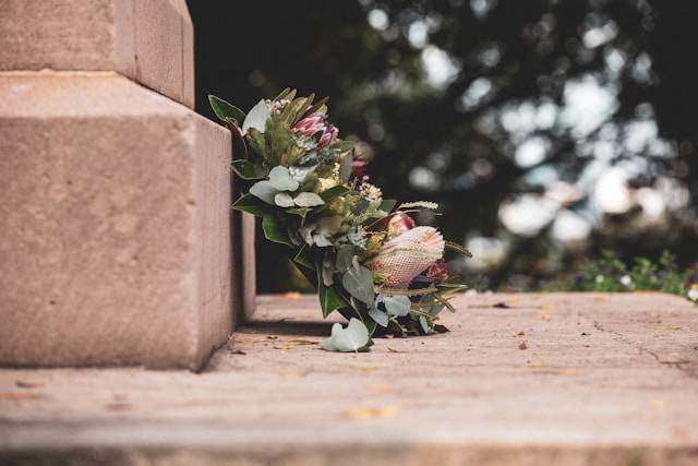 Makam Keramat di Bandung. Foto hanya ilustrasi, bukan tempat sebenarnya. Sumber foto: Unsplash/Caroline