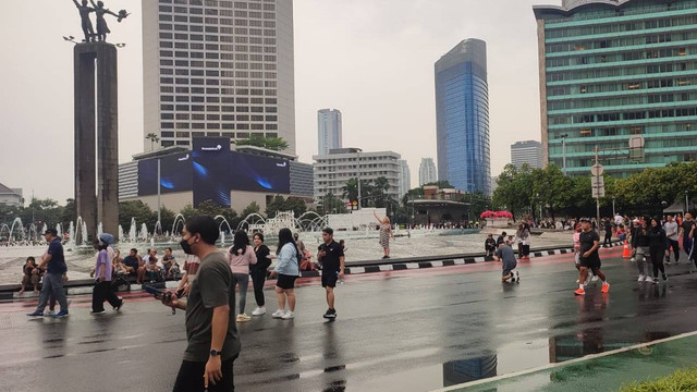 Suasana car free day (CFD) di Kawasan Bundaran HI, Jakarta Pusat, Minggu (16/6/2024). Foto: Rachmadi Rasyad/kumparan