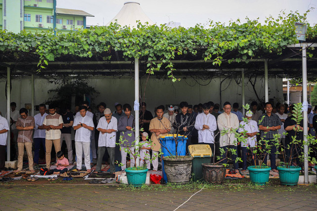 Sejumlah umat muslim melaksanakan salat Idul Adha 1445 H di Masjid Al-Azhar, Jakarta, Minggu (16/6/2024). Foto: Iqbal Firdaus/kumparan