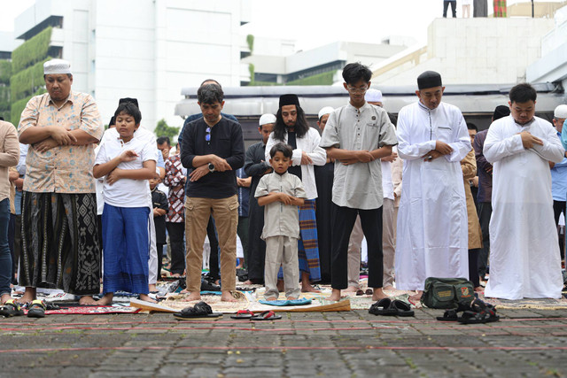 Sejumlah umat muslim melaksanakan salat Idul Adha 1445 H di Masjid Al-Azhar, Jakarta, Minggu (16/6/2024). Foto: Iqbal Firdaus/kumparan