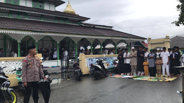 Sejumlah umat muslim melaksanakan salat Idul Adha 1445 H di Negeri Wakal, Kecamatan Leihitu, Kabupaten Maluku Tengah (Malteng), Provinsi Maluku, Minggu (16/6/2024).
 Foto: kumparan