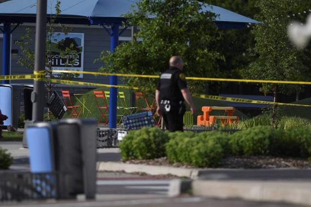 Polisi mengamankan lokasi penembakan di Brooklands Plaza Splash Pad, Detroit, AS, Sabtu (15/6/2024). Foto: Katy Kildee/Detroit News via AP