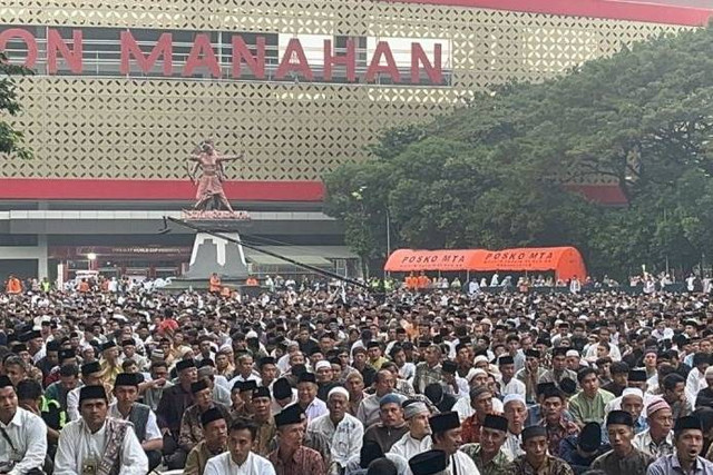 Sejumlah umat muslim melaksanakan salat Idul Adha 1445  di halaman Stadion Manahan Solo, Jawa Tengah, Minggu (16/6/2024). Foto: Aris Wasita/Antara