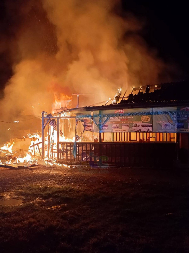 Kebakaran rumah di Pasar Desa Ngambon, Kecamatan Ngambon, Kabupaten Bojonegoro, Jawa Timur. Sabtu (15/06/2024). (Aset: Istimewa)