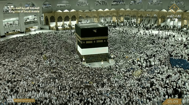 Jemaah haji setelah wakuf kembali ke Masjidil Haram, Minggu (16/6/2024) untuk tawaf Ifadah. Suasana pukul 05.09 pagi. Foto: YouTube/Qurangovsa