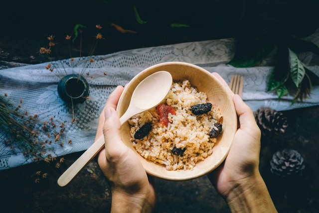 Nasi Kalong di Bandung. Foto hanya ilustrasi, bukan tempat sebenarnya. Sumber foto: Unplash/Kawin Harasai