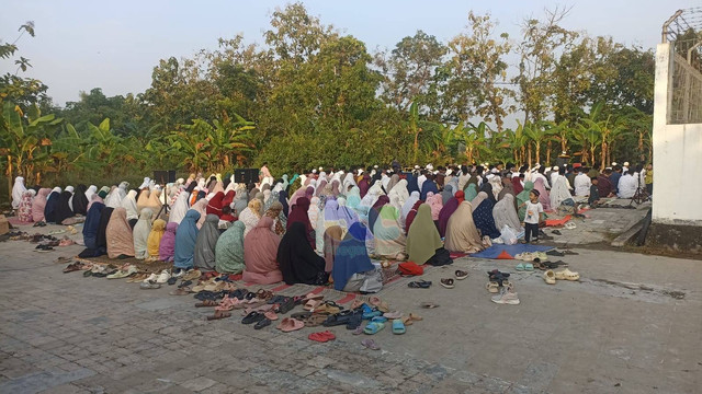 Jemaah Majelis Cinta Al-Quran (MCA) di Kabupaten Bojonegoro, Jawa Timur, saat melaksanakan salat Iduladha. Minggu (16/06/2024). (Aset: Istimewa)