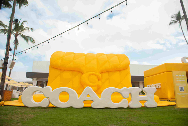 Coach Rayakan Koleksi Tas Tabby dengan Instalasi Pop Up di FINNS Beach Club Bali. Foto: Dok. Coach