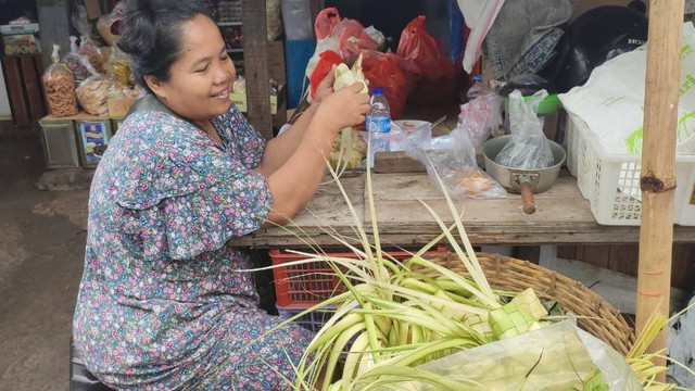 Penjual kulit ketupat di Pasar Jelambar Polri, Jakarta Barat, Minggu (16/6/2024). Foto: Rachmadi Rasyad/kumparan