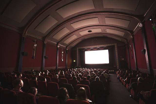 Harga tiket bioskop Season City. Foto hanya ilustrasi, bukan tempat sebenarnya. Sumber: Unsplash/Jake Hills