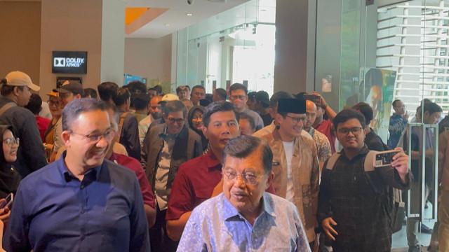 Jusuf Kalla, Anies Baswedan, hingga Sandiaga Uno menghadiri Gala Premiere film berjudul 'Lafran', di Epicentrum XXI, Jakarta Selatan, Minggu (16/6/2024). Foto: Fadhil Pramudya/kumparan
