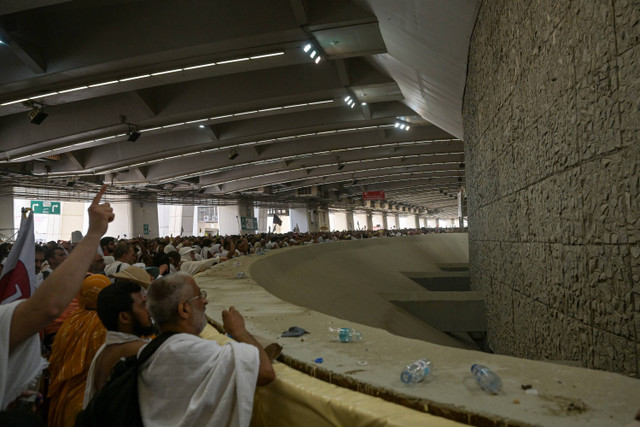 Jemaah haji melempar jumrah aqobah di Jamarat, Makkah, Arab Saudi, Minggu (16/6/2024). Foto: Sigid Kurniawan / ANTARA FOTO