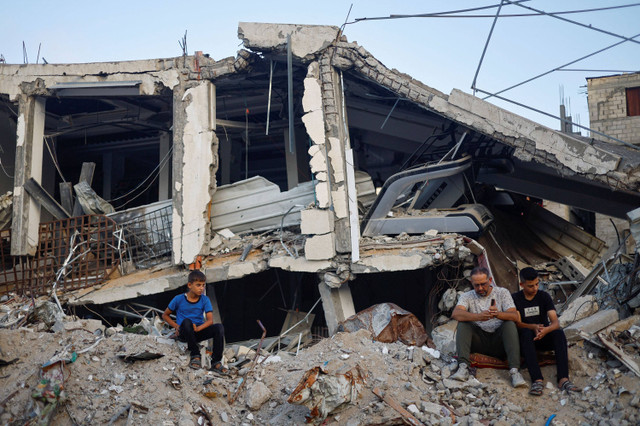 Warga Palestina mengadakan salat Idul Adha di dekat reruntuhan masjid Al-Rahma yang dihancurkan oleh serangan udara Israel, di tengah konflik Israel-Hamas, di Khan Younis, di selatan Jalur Gaza (16/6/2024). Foto: Mohammed Salem / REUTERS