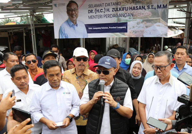 Menteri Perdagangan Republik Indonesia Zulkifli Hasan didampingi oleh Plh. Gubernur Lampung Fahrizal Darminto, melakukan pemantauan harga dan pasokan bahan kebutuhan pokok di Pasar Natar Kabupaten Lampung Selatan | Foto : Ist