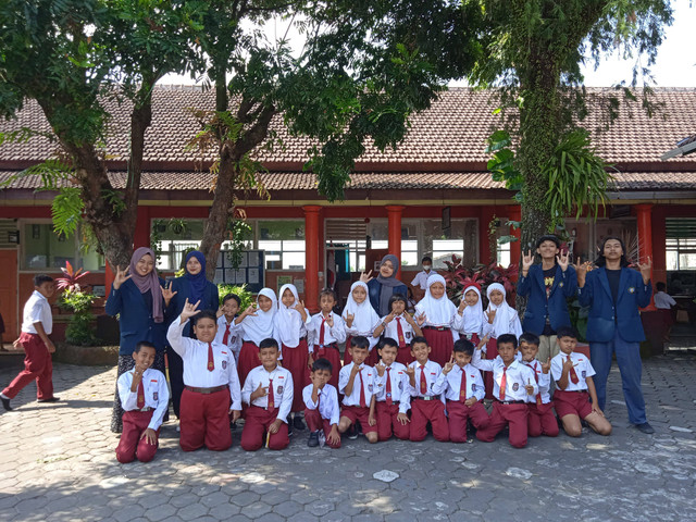 Sumber : Foto Pribadi. Dokumentasi Bersama siswa kelas 3 Sekolah Dasar