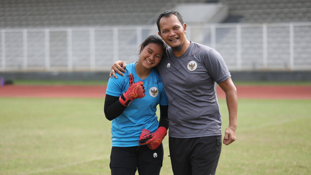 Penjaga gawang Timnas Wanita Indonesia, Fani Supriyanto, bersama pelatih kipernya, Kurnia Sandy. Foto: Dok. Pribadi Fani Supriyanto