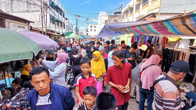 Tumpukkan warga yang kerap berburu barang di Pasar Cinde Palembang setiap minggu, Minggu (16/6) Foto: ary priyanto/urban id