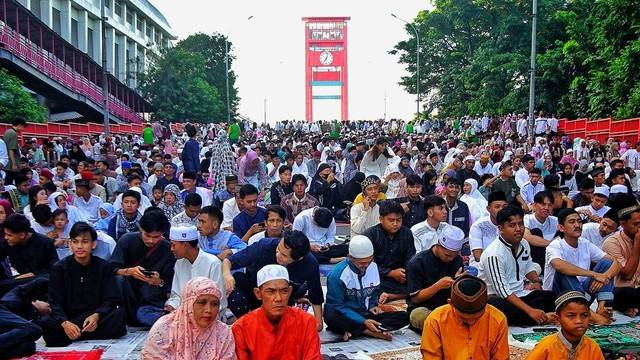 Ribuan warga Kota Palembang memanfaatkan area Jembatan Ampera demi mengikuti kegiatan salat id lantaran kapasitas masjid yang terbatas, Rabu (10/4) Foto: ary priyanto/urban id