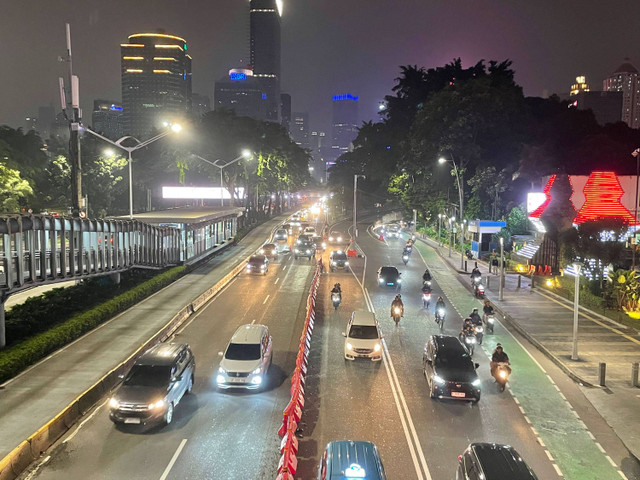 Suasana lalu lintas di depan Polda Metro Jaya jelang Idul Adha 1445 H, Minggu (16/6/2024) malam.  Foto: Fadhil Pramudya/kumparan