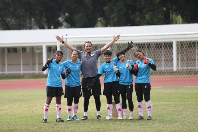 Penjaga gawang Timnas Wanita Indonesia, Fani Supriyanto, bersama pelatih kipernya, Kurnia Sandy. Foto: Dok. Pribadi Fani Supriyanto