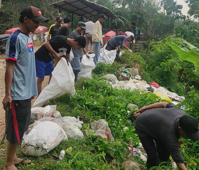 Kegiatan bersih-bersih sampah Anggota DPRD Kabupaten Lampung Selatan Hamdani bersama warga Sidodadi Asri | Foto : Ist.