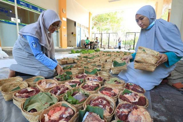 Pembagian daging kurban. Foto: Masruroh/Basra