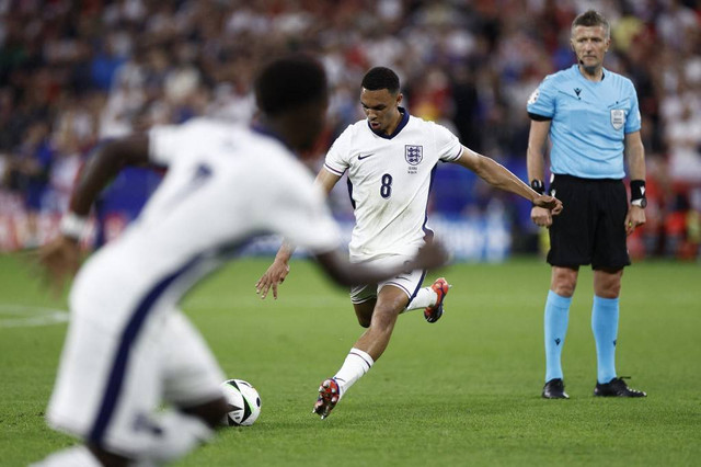 Alexander-Arnold saat Inggris lawan Serbia. Dok: KENZO TRIBOUILLARD / AFP