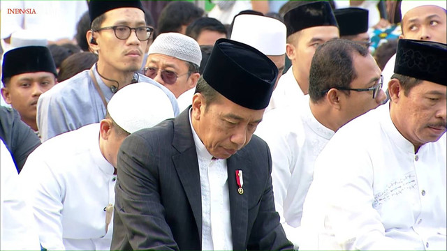 Presiden Joko Widodo bersiap melaksanakan Salat Idul Adha 1445 di Lapangan Pancasila Simpang Lima Kota Semarang, Senin (17/6/2024). Foto: YouTube/Sekretariat Presiden