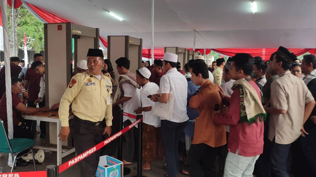 Umat muslim tiba untuk melaksanakan Salat Idul Adha 1445 H di Masjid Istiqlal, Jakarta, Senin (17/6/2024). Foto: Rachmadi Rasyad/kumparan