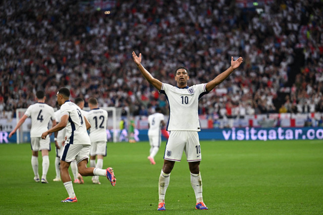 Selebrasi pemain Timnas Inggris Jude Bellingham usai mencetak gol ke gawang Timnas Serbia pada pertandingan Grup C Piala Eropa 2024 di Arena AufSchalke, Gelsenkirchen, Jerman, Senin (17/6/2024). Foto: OZAN KOSE / AFP