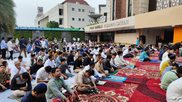 Umat muslim melaksanakan Salat Idul Adha 1445 H di Kantor PP Muhammadiyah, Jakarta, Senin (17/6/2024). Foto: Jonathan Devin/kumparan