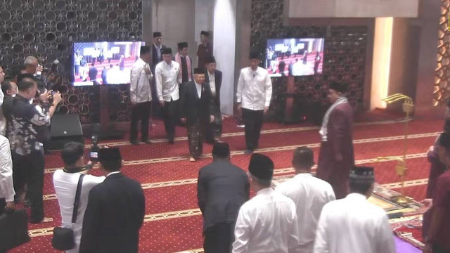 Wakil Presiden Ma'ruf Amin tiba untuk melaksanakan Salat Idul Adha 1445 H di Masjid Istiqlal, Jakarta, Senin (17/6/2024).
 Foto: Youtube/Masjid Istiqlal TV