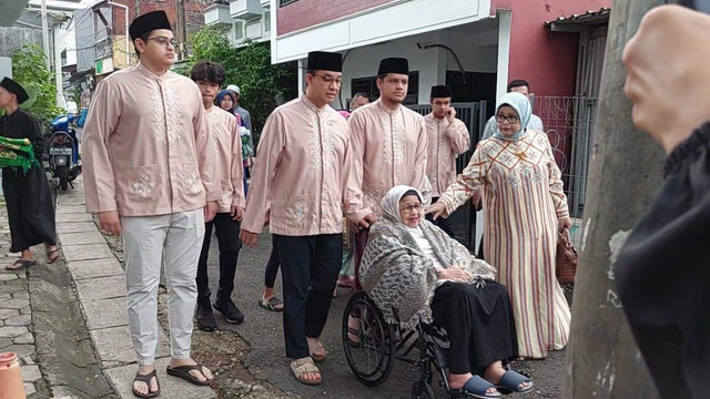 Anies Baswedan dan keluarga bersiap melaksanakan Salat Idul Adha 1445 H di Masjid Babul Khoirot, Lebak Bulus, Jakarta Selatan, Senin (17/6/2024). Foto: Paulina Herasmaranindar/kumparan