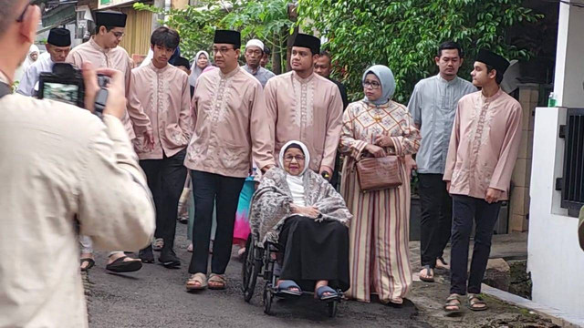 Anies Baswedan dan keluarga bersiap melaksanakan Salat Idul Adha 1445 H di Masjid Babul Khoirot, Lebak Bulus, Jakarta Selatan, Senin (17/6/2024). Foto: Paulina Herasmaranindar/kumparan