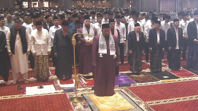 Wakil Presiden Ma'ruf Amin melaksanakan Salat Idul Adha 1445 H di Masjid Istiqlal, Jakarta, Senin (17/6/2024). Foto: Youtube/Masjid Istiqlal TV