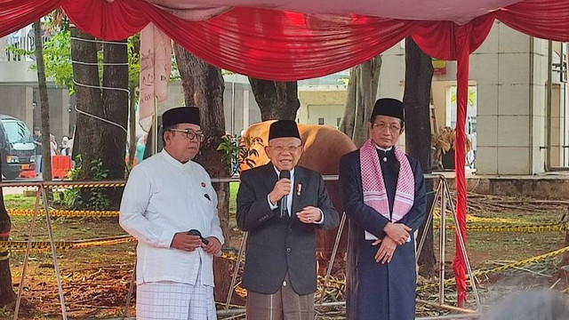 Wakil Presiden Ma'ruf Amin menyerahkan hewan kurban Idul Adha kepada Imam Besar Masjid Istiqlal Nasaruddin Umar di Masjid Istiqlal, Jakarta, Senin (17/6/2024). Foto: Rachmadi Rasyad/kumparan