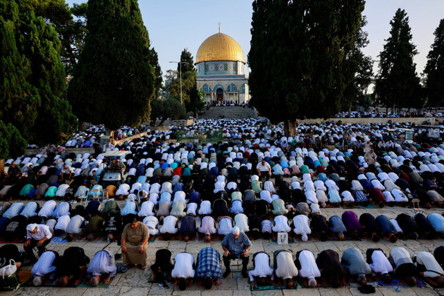 Umat muslim melaksanakan Salat Idul Adha 1445 H di Masjid Al-Aqsa, Kota Tua Yerusalem, Minggu (16/6/2024). Foto: Ammar Awad/ REUTERS