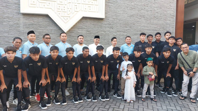 Wali Kota Solo sekaligus Wakil Presiden (Wapres) terpilih Gibran Rakabuming Raka foto bersama pemain Timnas U-16 usai melaksanakan Salat Idul Adha 1445 H di halaman Balai Kota Solo, Senin (17/6/2024). Foto: kumparan