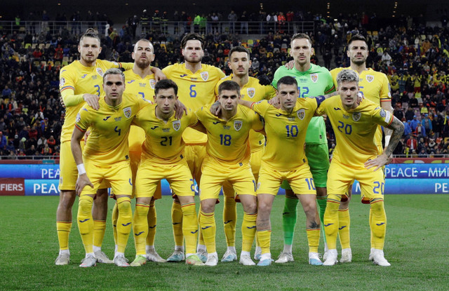 Pemain Timnas Rumania foto bersama sebelum pertandingan melawan Belarusia. Foto: George Calin/ REUTERS