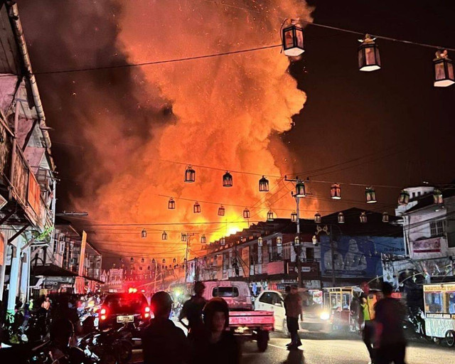 Kebakaran di Pasar Sambas. Foto: Dok. Hi!Pontianak