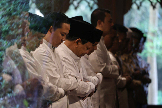 Presiden terpilih Prabowo Subianto melaksanakan Salat Idul Adha 1445 H di Hambalang, Bogor, Senin (17/6/2024). Foto: Tim Media Prabowo Subianto