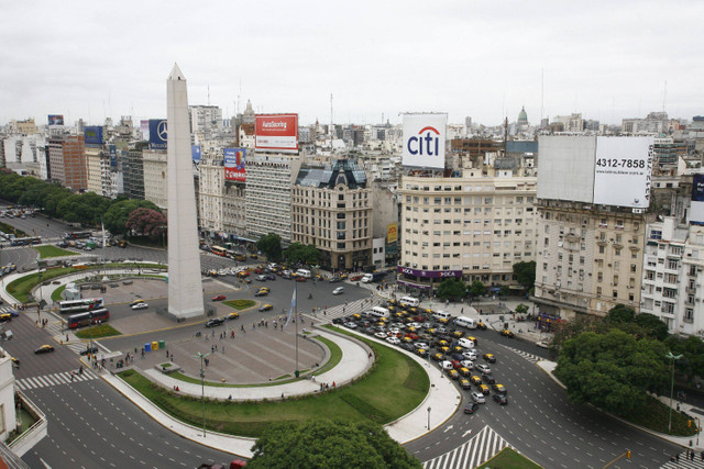 Avenida 9 de Julio, jalan raya paling luas di dunia yang ada di Buenos Aires, Argentina. Foto: Shutterstock