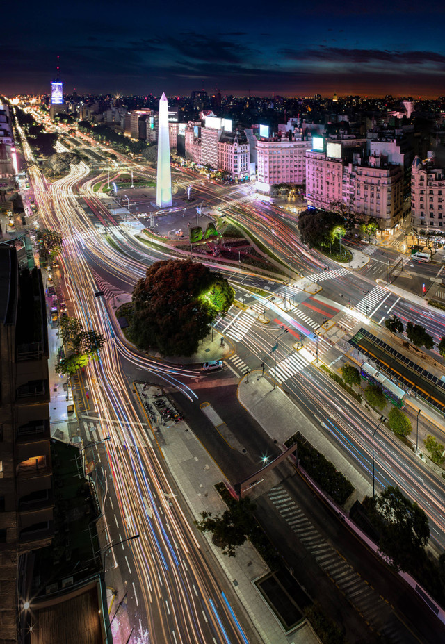 Avenida 9 de Julio, jalan raya paling luas di dunia yang ada di Buenos Aires, Argentina. Foto: Shutterstock