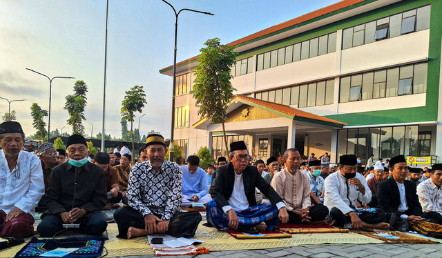 Sholat Idul Adha di Halaman Kampus Terpadu UWM (Dokumentasi Pribadi)